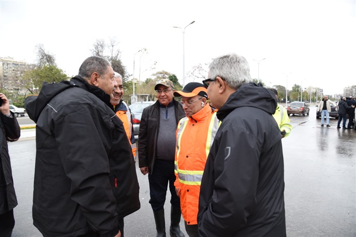 صور.. شعراوي ورسلان يتابعان سحب المياه بمصر الجديدة