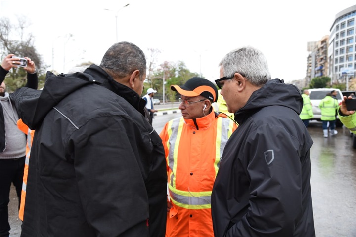 صور.. شعراوي ورسلان يتابعان سحب المياه بمصر الجديدة