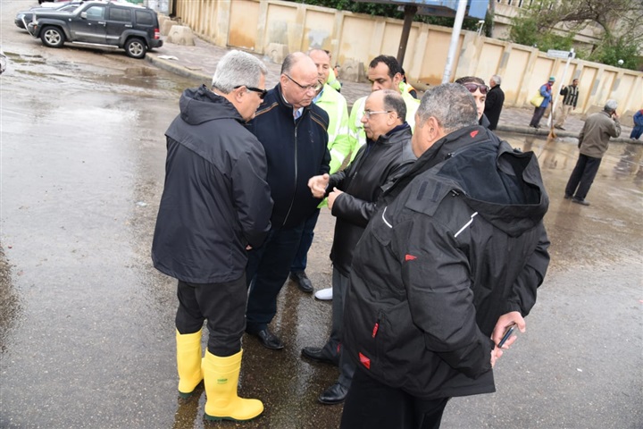 صور.. شعراوي ورسلان يتابعان سحب المياه بمصر الجديدة