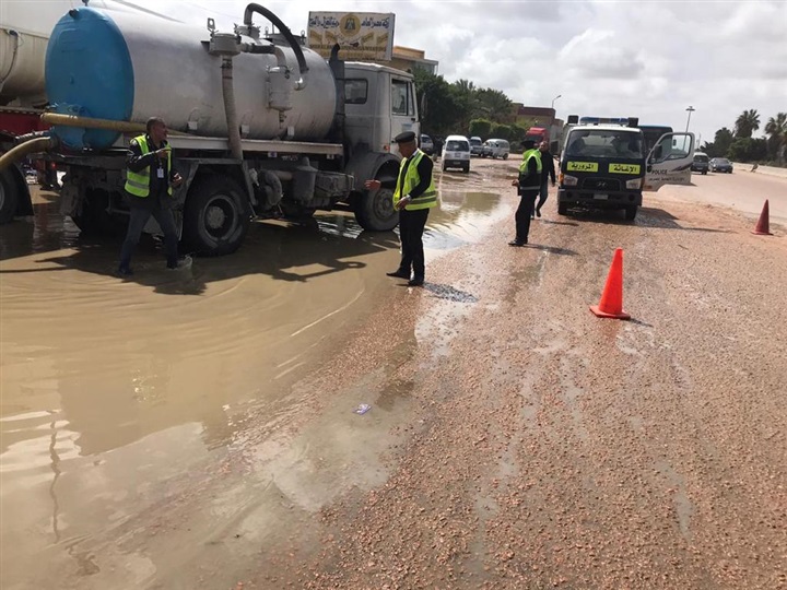 بالصور.. ننشر جهود رجال المرور على مستوى الجمهورية في شفط المياه لتسهيل حركة السير أمام المواطنين