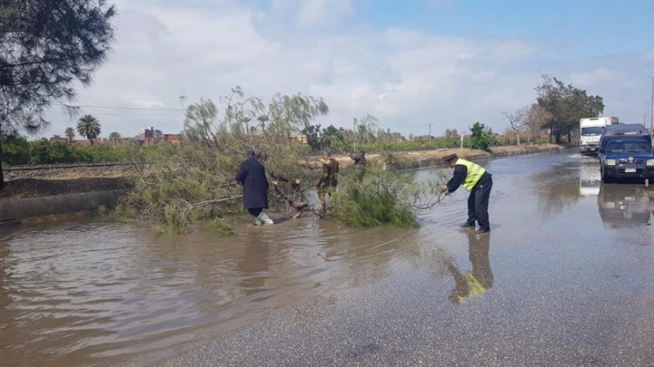 بالصور.. ننشر جهود رجال المرور على مستوى الجمهورية في شفط المياه لتسهيل حركة السير أمام المواطنين