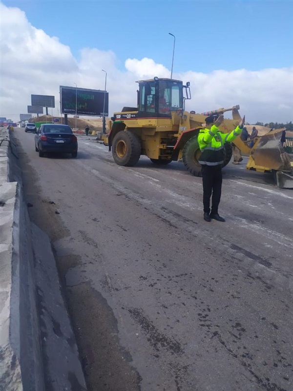 بالصور.. ننشر جهود رجال المرور على مستوى الجمهورية في شفط المياه لتسهيل حركة السير أمام المواطنين