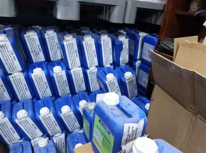 حماية المستهلك يكثف الحملات الرقابية ويضبط مصانع بير السلم المصنعة للكمامات الطبية والمطهرات المغسوشة