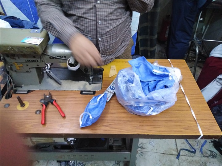 شاهد.. حماية المستهلك يضبط مصنع غير مرخص لتصنيع الكمامات والمطهرات الطبيه مجهولة المصدر