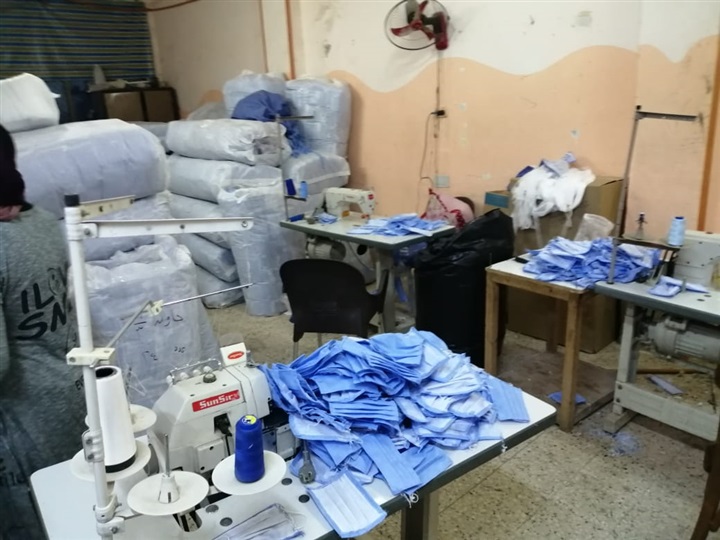 شاهد.. حماية المستهلك يضبط مصنع غير مرخص لتصنيع الكمامات والمطهرات الطبيه مجهولة المصدر