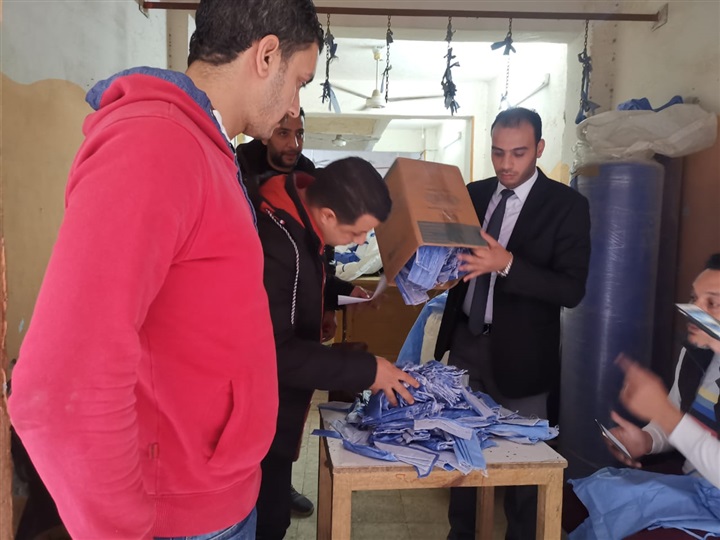 شاهد.. حماية المستهلك يضبط مصنع غير مرخص لتصنيع الكمامات والمطهرات الطبيه مجهولة المصدر