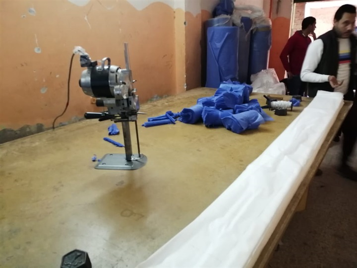 شاهد.. حماية المستهلك يضبط مصنع غير مرخص لتصنيع الكمامات والمطهرات الطبيه مجهولة المصدر