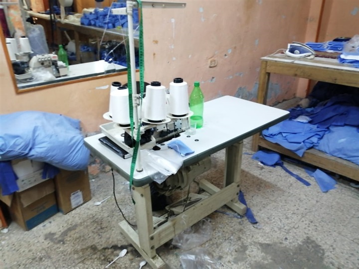 شاهد.. حماية المستهلك يضبط مصنع غير مرخص لتصنيع الكمامات والمطهرات الطبيه مجهولة المصدر