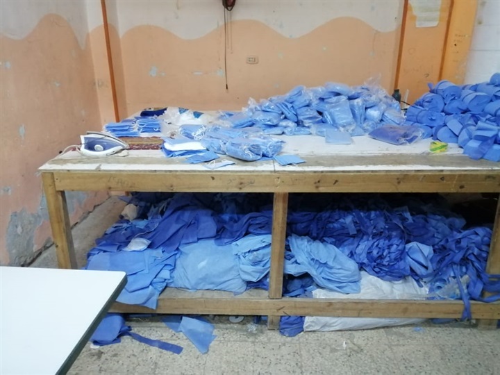 شاهد.. حماية المستهلك يضبط مصنع غير مرخص لتصنيع الكمامات والمطهرات الطبيه مجهولة المصدر