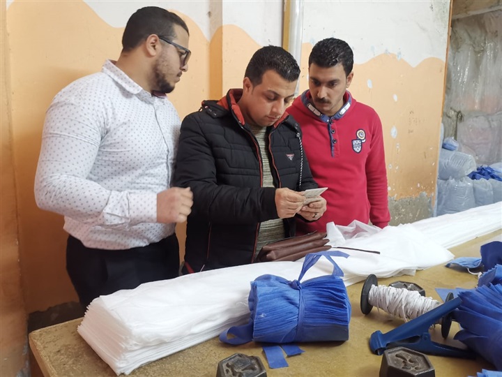 شاهد.. حماية المستهلك يضبط مصنع غير مرخص لتصنيع الكمامات والمطهرات الطبيه مجهولة المصدر
