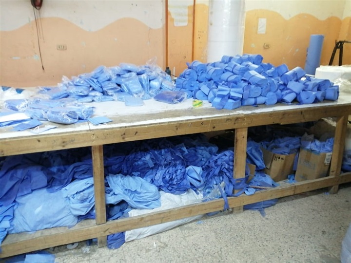 شاهد.. حماية المستهلك يضبط مصنع غير مرخص لتصنيع الكمامات والمطهرات الطبيه مجهولة المصدر