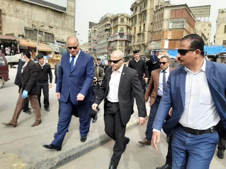 محافظ القاهرة للباعة بالعتبة: منع التجمعات فى مصلحة الجميع 