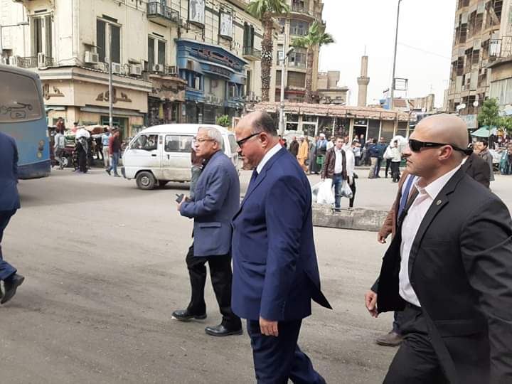 محافظ القاهرة للباعة بالعتبة: منع التجمعات فى مصلحة الجميع 
