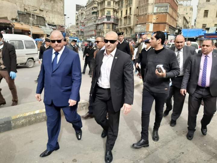محافظ القاهرة للباعة بالعتبة: منع التجمعات فى مصلحة الجميع 