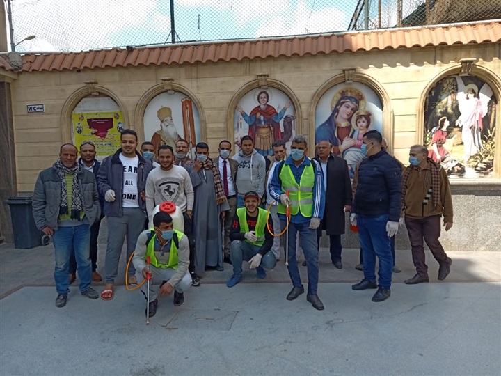 بالصور.. مبادرة لشباب البساتين لتوعية المواطنين بخطر كورونا وتعقيم الأماكن العامة بالحي