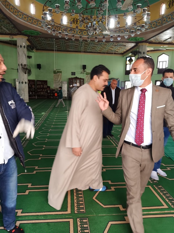 بالصور.. مبادرة لشباب البساتين لتوعية المواطنين بخطر كورونا وتعقيم الأماكن العامة بالحي