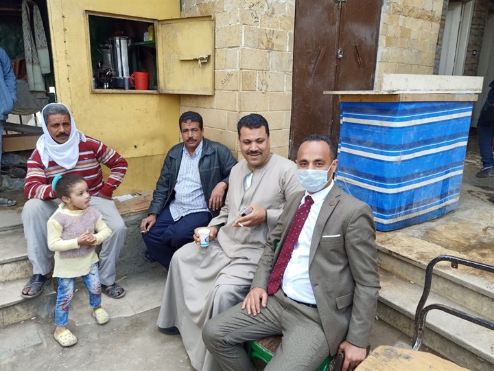 بالصور.. مبادرة لشباب البساتين لتوعية المواطنين بخطر كورونا وتعقيم الأماكن العامة بالحي