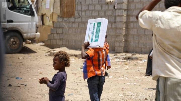 مركز الملك سلمان للإغاثة يقدم مواد طبية.. ويدشن مشروع تأمين مساعدات عاجلة للنازحين مركز الملك سلمان للإغاثة يقدم مواد طبية.. ويدشن مشروع تأمين مساعدات عاجلة للنازحين