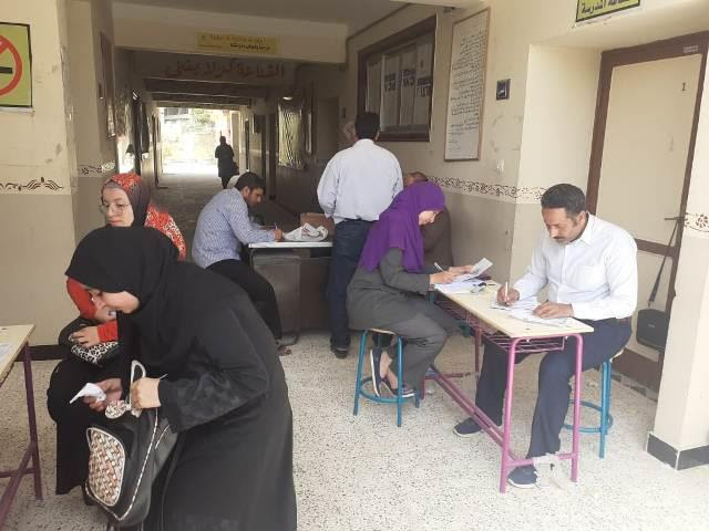 بالصور.. محافظ الشرقية يتابع عملية توزيع شرائح التابلت