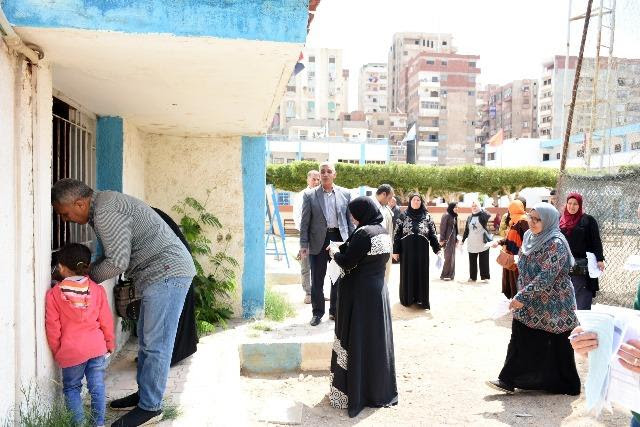 بالصور.. محافظ الشرقية يتابع عملية توزيع شرائح التابلت