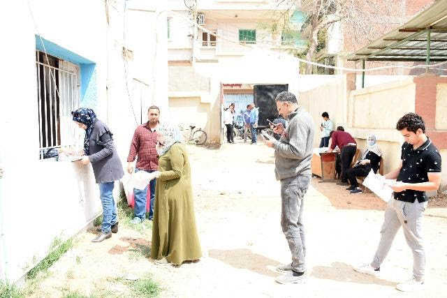 بالصور.. محافظ الشرقية يتابع عملية توزيع شرائح التابلت