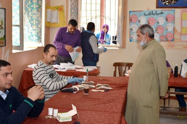 بالصور.. محافظ الشرقية يتابع صرف المعاشات بالمدارس ومراكز الشباب