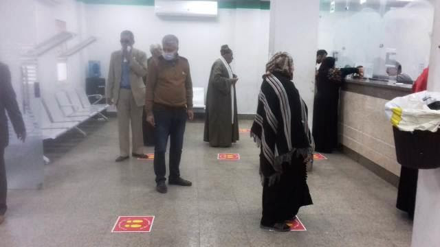 بالصور.. محافظ الشرقية يتابع صرف المعاشات بالمدارس ومراكز الشباب