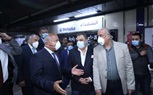 وزير النقل يشهد مبادرة رجال الأعمال لتوزيع 400 ألف كمامة مجانا في المترو