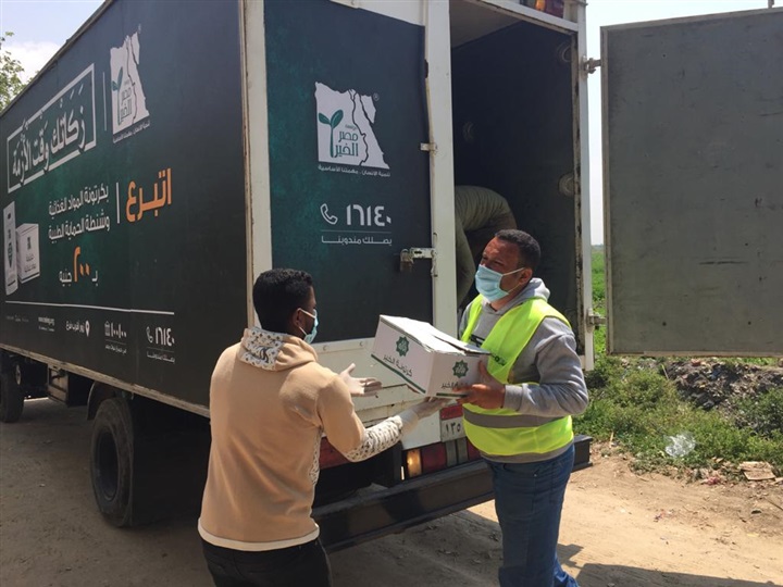 مصر الخير توزع شنط حماية طبية وكراتين مواد غذائية العاملين بمصانع أبيس السجاد والكليم
