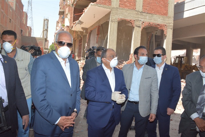 بالصور.. وزير التنمية المحلية ومحافظ الجيزة يتابعان اجراءات صرف منحة العمالة غير المنتظمة عبر مكاتب البريد