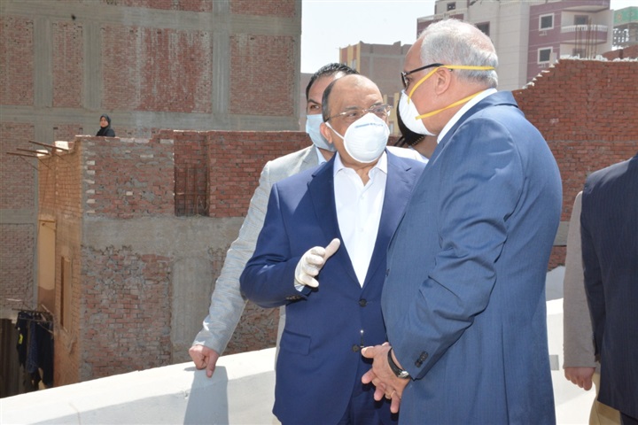 بالصور.. وزير التنمية المحلية ومحافظ الجيزة يتابعان اجراءات صرف منحة العمالة غير المنتظمة عبر مكاتب البريد