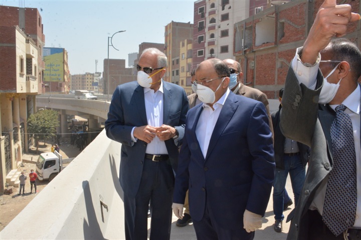 بالصور.. وزير التنمية المحلية ومحافظ الجيزة يتابعان اجراءات صرف منحة العمالة غير المنتظمة عبر مكاتب البريد