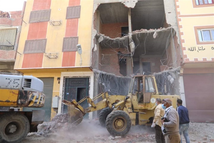 محافظ الجيزة: إزالة العقارات المتعدية علي حرم محور الضبعة حتي سطح الأرض