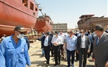 خلال جولته بمحافظة السويس.. الفريق أسامة ربيع يتفقد أعمال بناء سفن الصيد بشركة ترسانة السويس ويعلن تطوير المركز الطبي