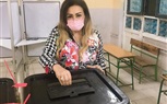 نهال عنبر تدلي بصوتها في انتخابات مجلس النواب