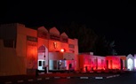 بالصور.. معالم الإمارات تتنزين باللون الأحمر استعدادًا لدخول مسبار الأمل 