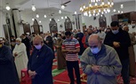 بـ«الكمامة والسجادة».. مئات المصلين يؤدون صلاة التروايح بمساجد كفر الشيخ