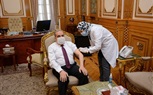 وزير الدولة للإنتاج الحربي يتلقى لقاح كورونا