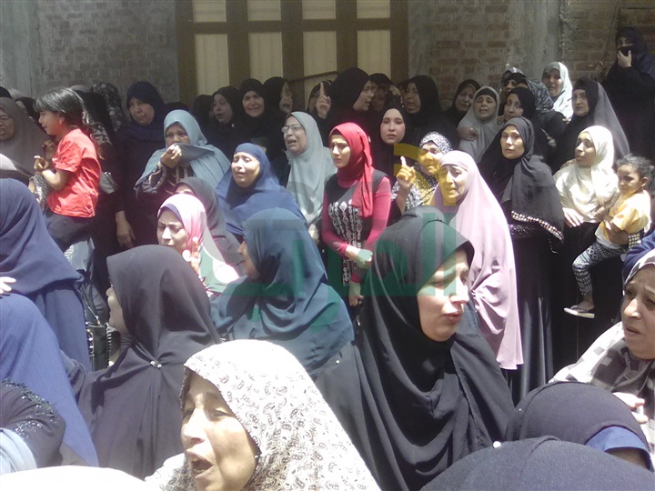 بالصور.. جنازة "شهيد العريش" في كفر الشيخ تتحوّل لمظاهرة ضد الإرهاب