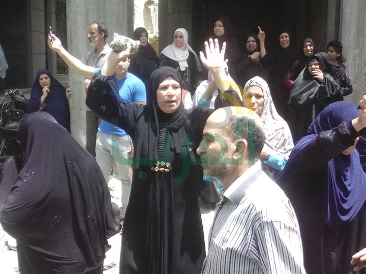 بالصور.. جنازة "شهيد العريش" في كفر الشيخ تتحوّل لمظاهرة ضد الإرهاب