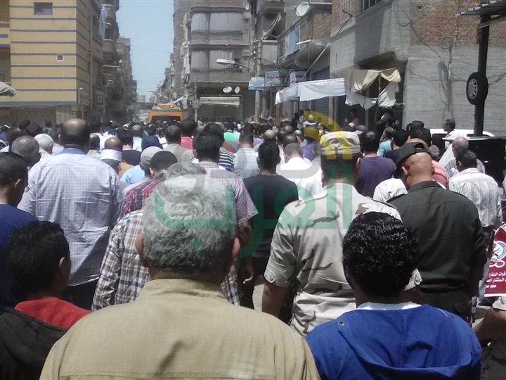 بالصور.. جنازة "شهيد العريش" في كفر الشيخ تتحوّل لمظاهرة ضد الإرهاب