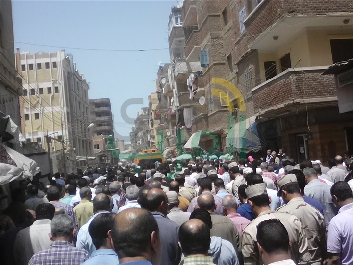 بالصور.. جنازة "شهيد العريش" في كفر الشيخ تتحوّل لمظاهرة ضد الإرهاب