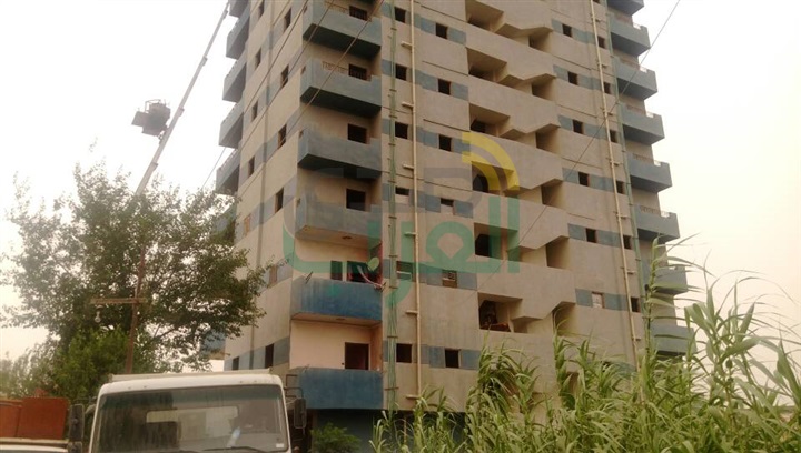 بالصور.. إخلاء برج سكنى استعدادًا لتفجيره على أملاك الرى ببنها