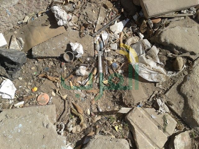 بالصور.. نفايات خطرة بجوار مدرسة ابتدائى ببنها