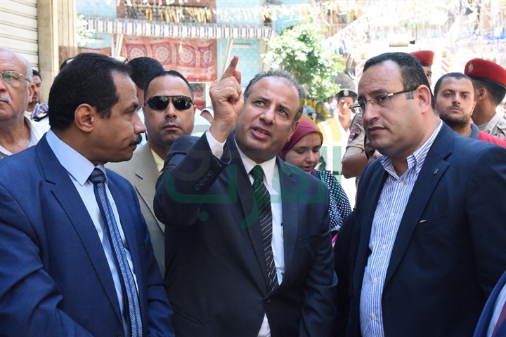 بالفيديو والصور.. محافظ الإسكندرية يتفقد موقع العقار المائل بالأزاريطة