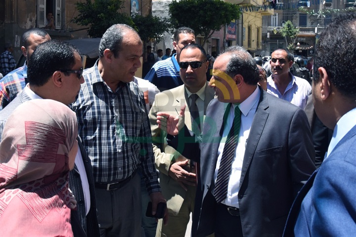 بالفيديو والصور.. محافظ الإسكندرية يتفقد موقع العقار المائل بالأزاريطة