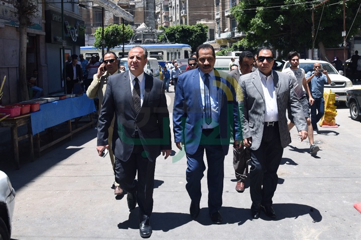بالفيديو والصور.. محافظ الإسكندرية يتفقد موقع العقار المائل بالأزاريطة