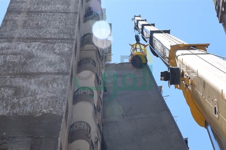 بالفيديو والصور.. محافظ الإسكندرية يتفقد موقع العقار المائل بالأزاريطة