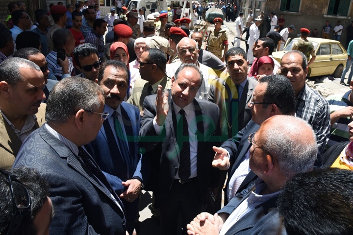 بالفيديو والصور.. محافظ الإسكندرية يتفقد موقع العقار المائل بالأزاريطة