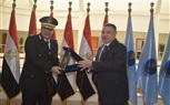 احتفالاً بالعيد القومي الـ52.. محافظ البحر الأحمر يضع إكليلاً من الزهور علي النصب التذكاري بمقابر الشهداء بالغردقة